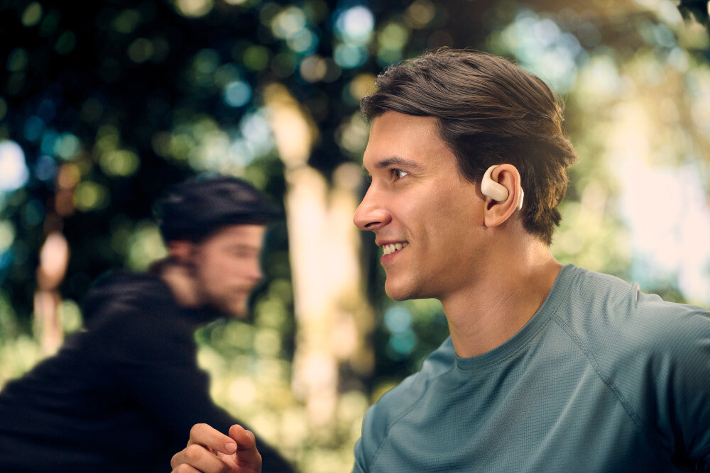 Słuchawki powietrzne PANASONIC RB-F10 - Stały kontakt ze światem, Otwarta konstrukcja, biegacz z załozonymi słuchawkami powietrznymi