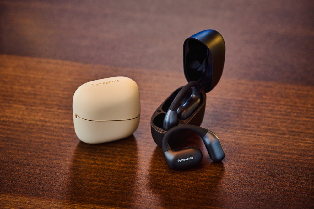 Słuchawki powietrzne PANASONIC RB-F10 - Technologia bez komplikacji, sterowanie dotykowe, multipoint, obsługa asystentów, dwie pary słuchawek z etui ładującym na blacie