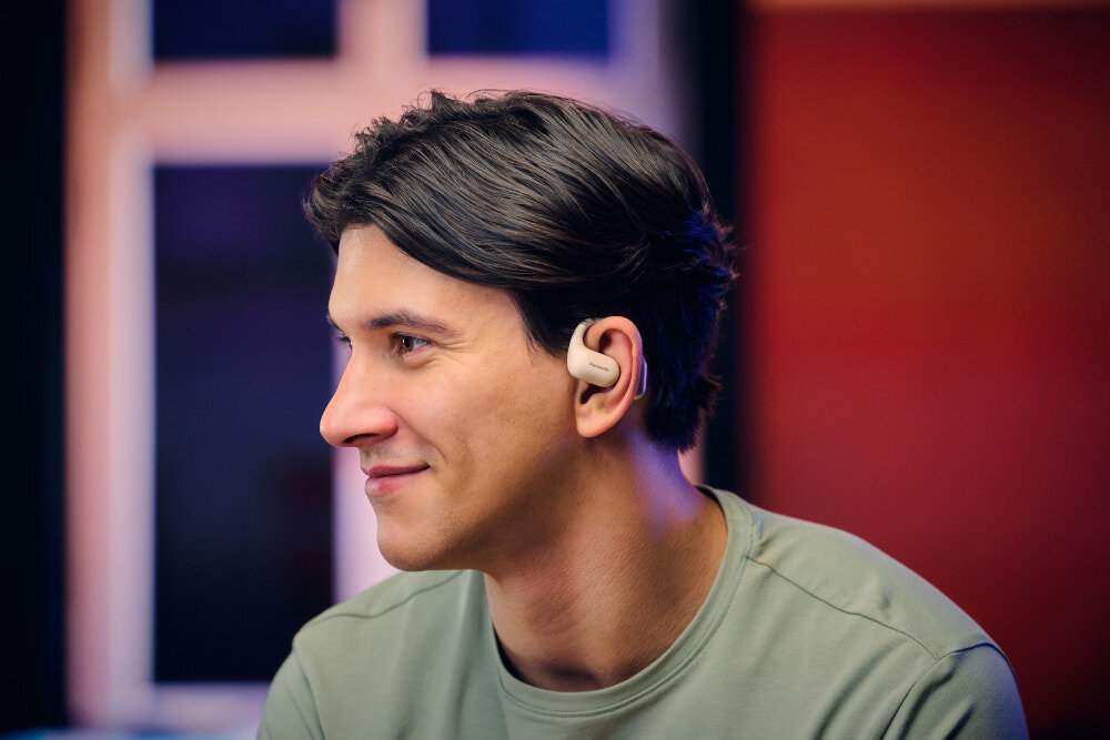 Słuchawki powietrzne PANASONIC RB-F10 - Dźwięk, który robi wrażenie, duże przetworniki, osoba z założonymi słuchawkami powietrznymi