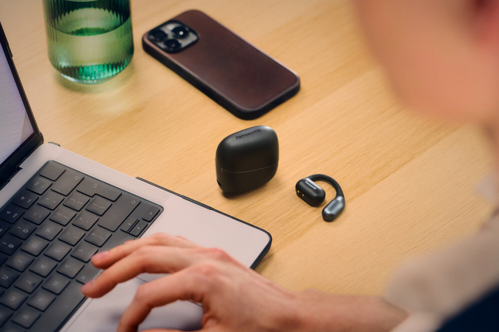 Słuchawki powietrzne PANASONIC RB-F10 - Płynne przełączanie, Bluetooth 5.4, słuchawki z etui ładującym obok laptopa