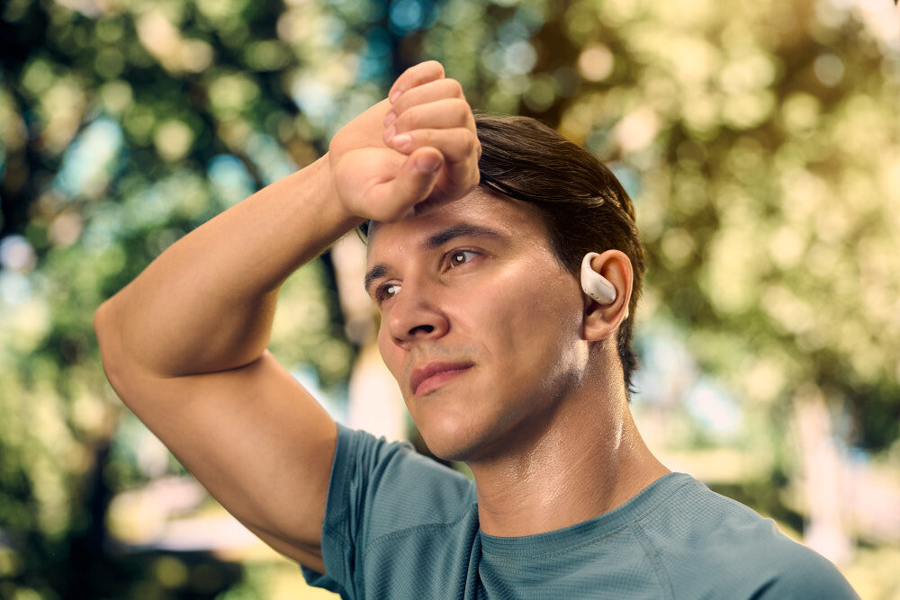 Słuchawki powietrzne PANASONIC RB-F10 - Dla aktywnych i mobilnych, IPX4, osoba z założonymi słuchawkami powietrznymi