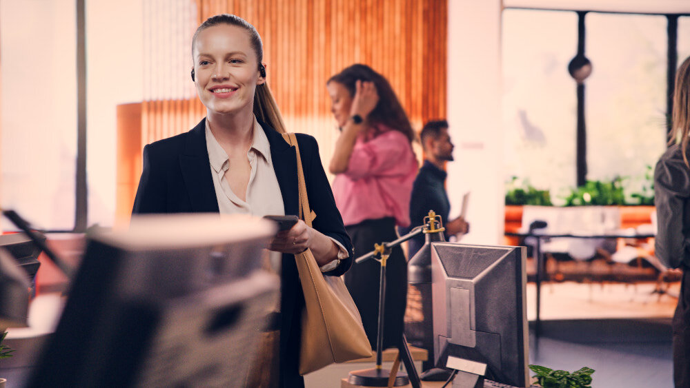 Słuchawki powietrzne PANASONIC RB-F10 - Słuchaj tak, jak lubisz, Single Ear Use, osoba z założonymi słuchawkami powietrznymi w biurze