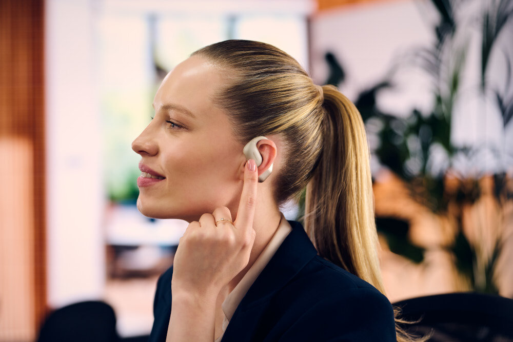 Słuchawki powietrzne PANASONIC RB-F10 - Dobre do codziennego użytku, waga 8,7 grama, dynamiczne membrany, osoba z założonymi słuchawkami powietrznymi