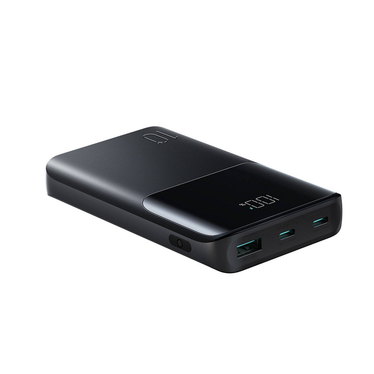 Czarny powerbank z wyświetlaczem LED pokazującym poziom naładowania, posiada trzy porty USB i przycisk z boku. Na powierzchni widoczne jest logo producenta.