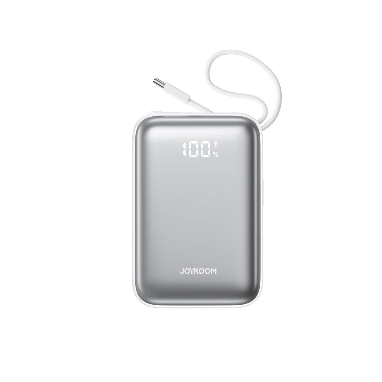 Srebrny powerbank z wyświetlaczem pokazującym \'100%\' oraz logo \'JOYROOM\'. Do urządzenia podłączony jest biały kabel USB-C.