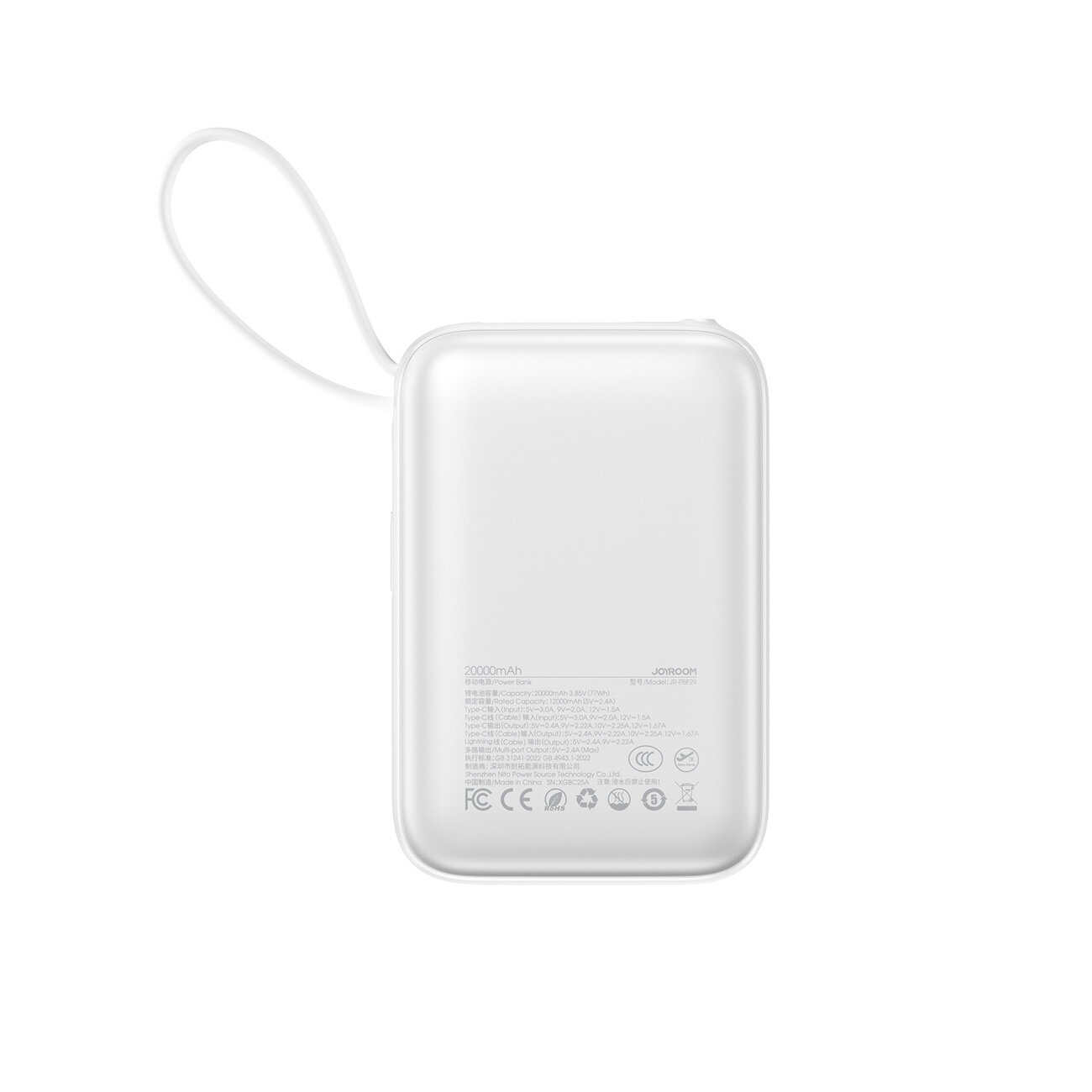 Biały powerbank z zaokrąglonymi krawędziami i pętlą do przenoszenia. Na powierzchni widoczny jest tekst zawierający specyfikacje techniczne oraz symbole certyfikacji.