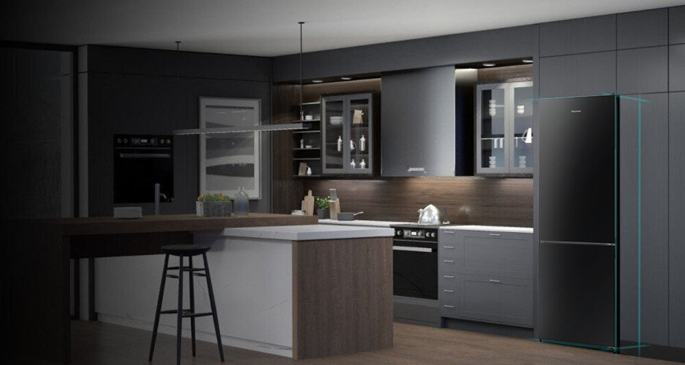 Nowoczesna kuchnia z ciemnymi szafkami i wyspą kuchenną, na której stoi czarny stołek. Po prawej stronie znajduje się czarna lodówka z logo HISENSE.