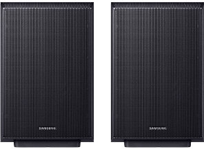 Dwa czarne głośniki z widocznym logo \'SAMSUNG\' na dole każdego z nich. Głośniki mają pionowe linie na przednich panelach.