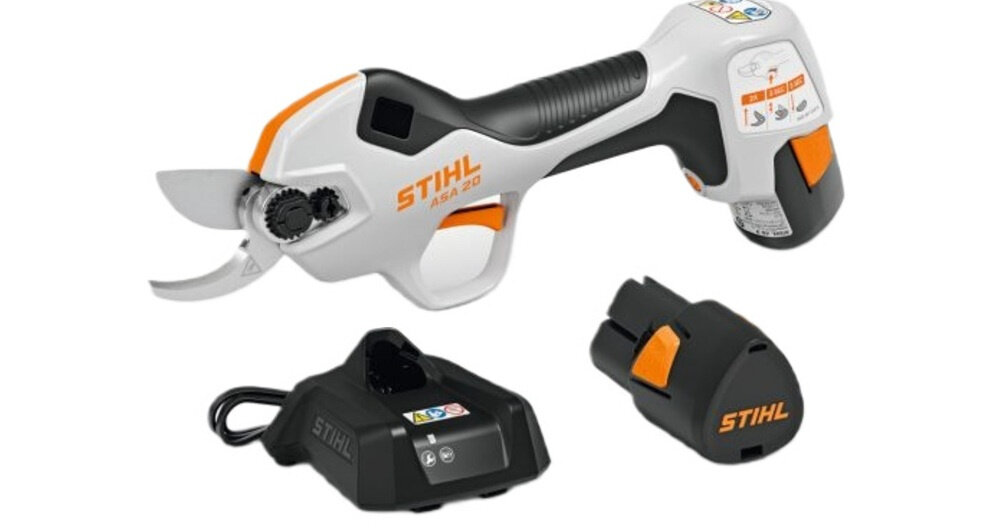 Sekator akumulatorowy STIHL ASA 20 sekator na białym tle widoczny z boku obok akumulator i ładowarka stała moc 0,60 kW akumulator o napięciu 11 V i pojemności 2,0 Ah inteligentna elektronika równomierna siła cięcia przez cały czas pracy czas ładowania 80% energii w 60 minut 100% w 80 minut