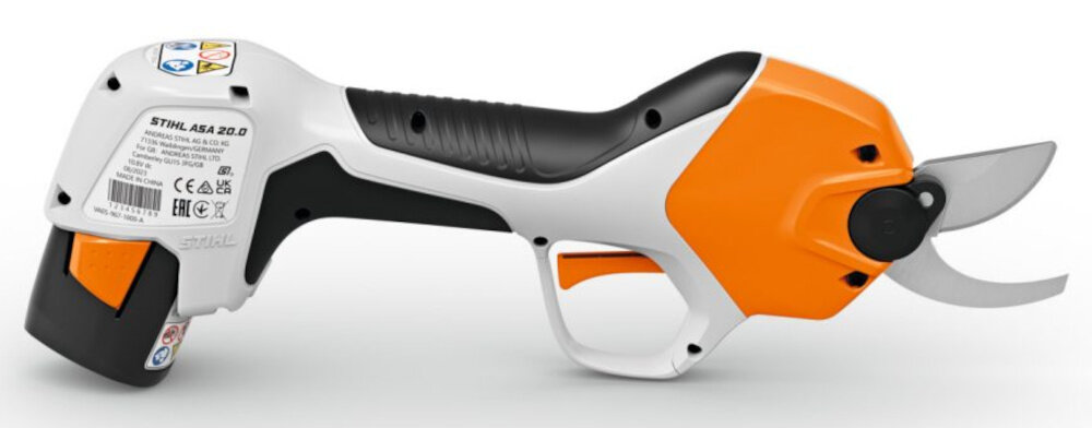 Sekator akumulatorowy STIHL ASA 20 sekator na białym tle widoczny z boku bezszczotkowy silnik EC cichsza praca (72 dB) mniejsze zużycie elementów dłuższy czas działania na baterii mniej przestojów i większa trwałość