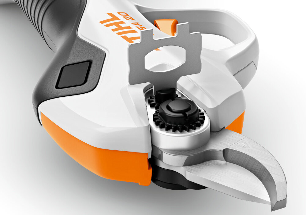 Sekator akumulatorowy STIHL ASA 20 zbliżenie na ostrze na pokrętle kluczyk białe tło zintegrowane narzędzie serwisowe i osłona ostrza użytkownik może szybko wyregulować luz ostrza nasmarować je wymienić w razie potrzeby kluczyk umieszczony jest w gnieździe baterii