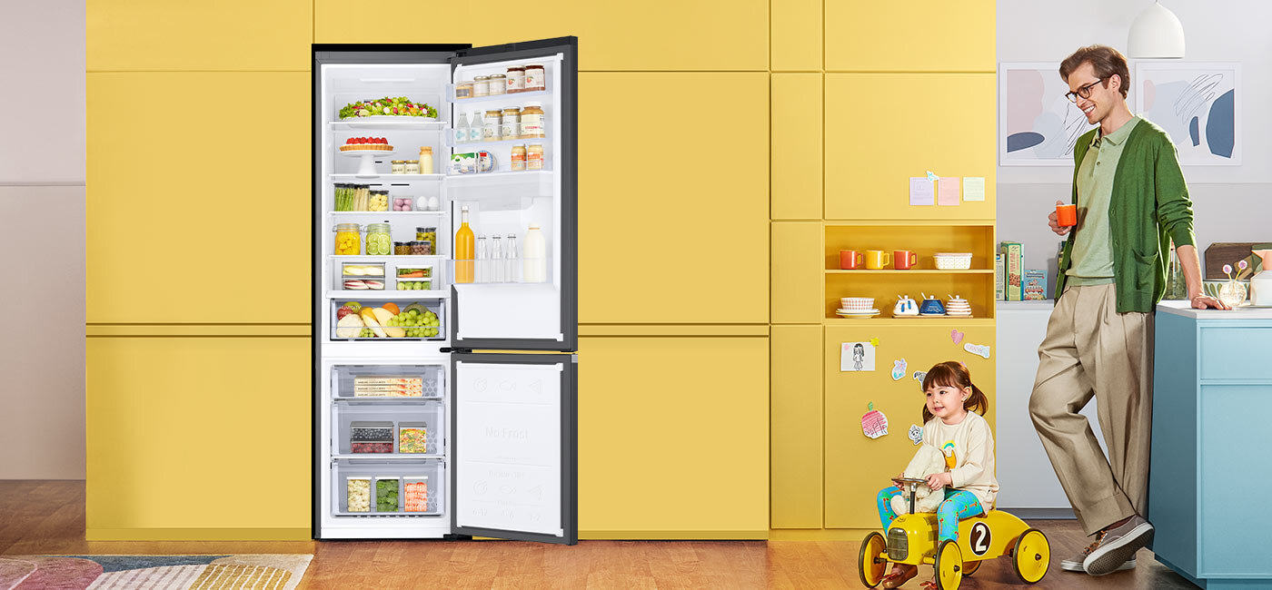 Otwarta lodówka Samsung ukazuje układ półek i szuflad w chłodziarce i zamrażalniku