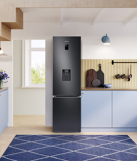 Szafki i wykładzina w kuchni idealnie komponują się z designem lodówki Samsung 