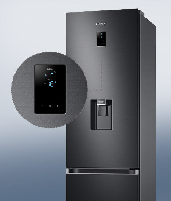 Na zewnętrznym panelu sterowania wyświetla się zarówno temperatura panująca w chłodziarce, jak i temperatura panująca w zamrażalniku