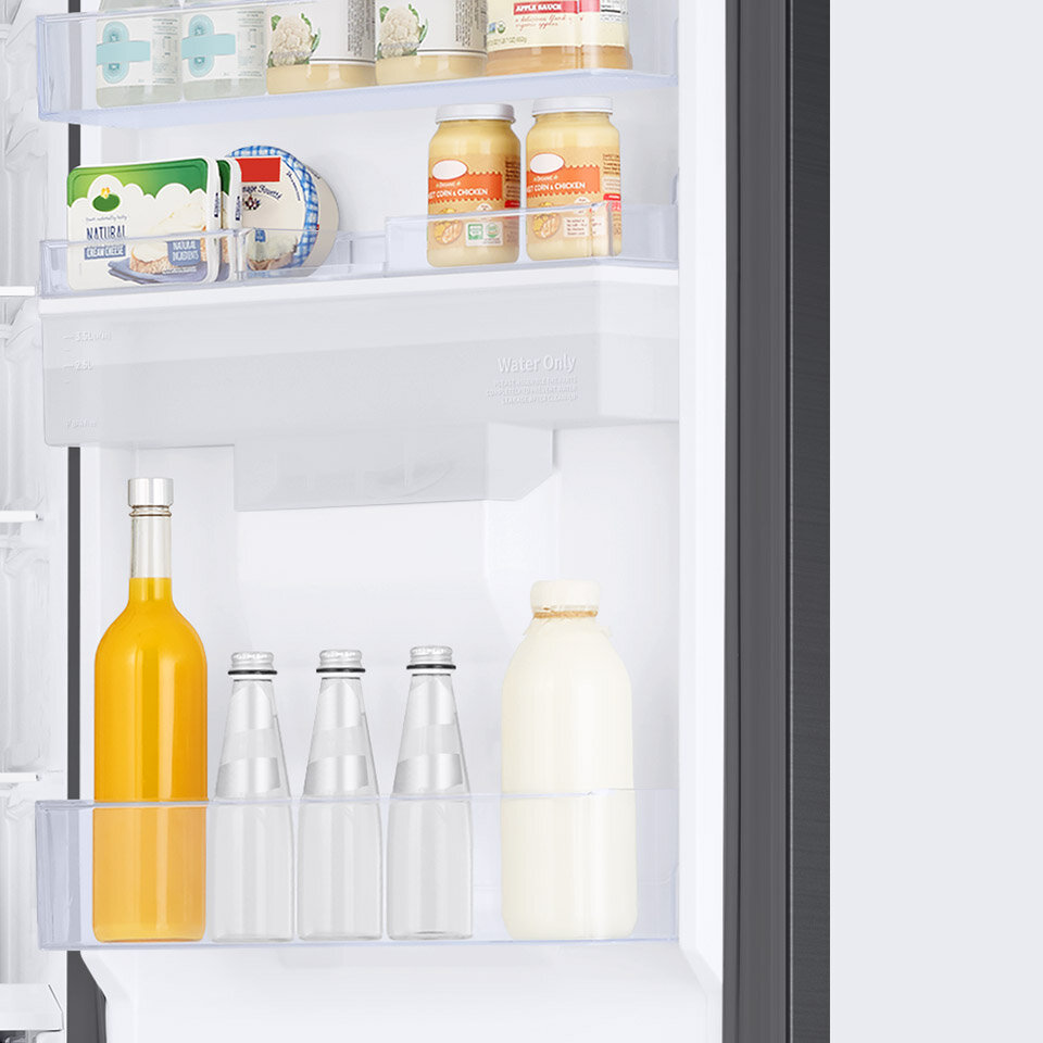 Balkoniki drzwiowe to idealne miejsce do przechowywania butelek z mlekiem czy sokami