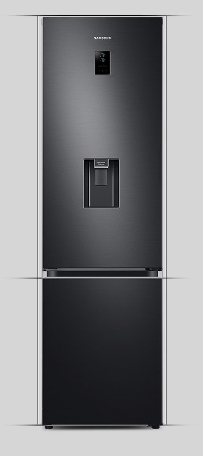 W panel lodówki Samsung został wbudowany dystrybutor wody. Urządzenie dostępne jest w sklepach Media Expert