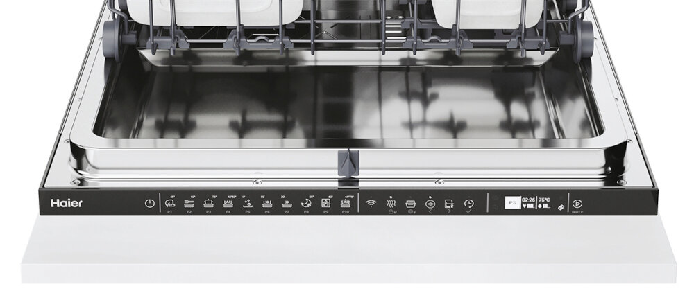Zmywarka z otwartymi drzwiami, widoczny panel sterowania z ikonami i napisem \'Haier\'. Wnętrze zmywarki jest metaliczne i błyszczące.