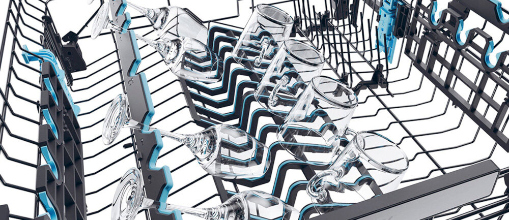 Wnętrze zmywarki z widocznymi kieliszkami umieszczonymi w specjalnych uchwytach. Konstrukcja kosza jest metalowa z niebieskimi elementami plastikowymi.