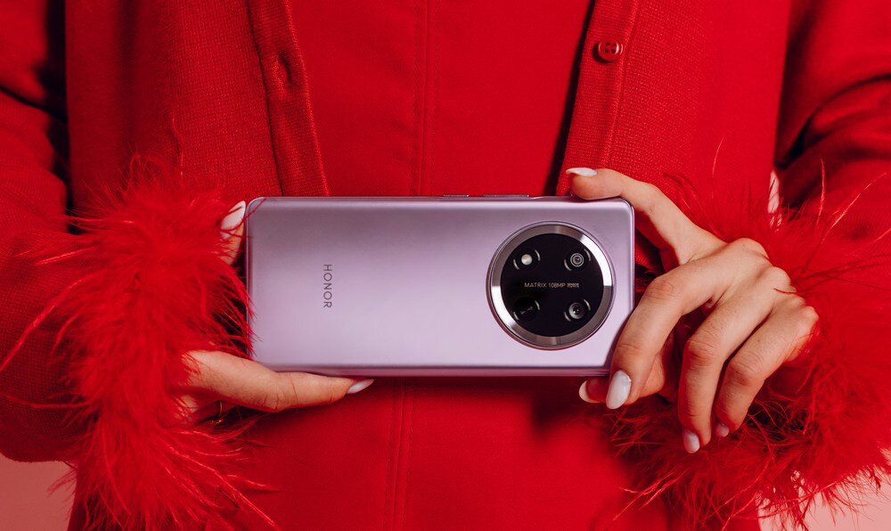 Smartfon HONOR Magic 7 Lite  Wszechstronność  smartfon trzymany w dłoniach 