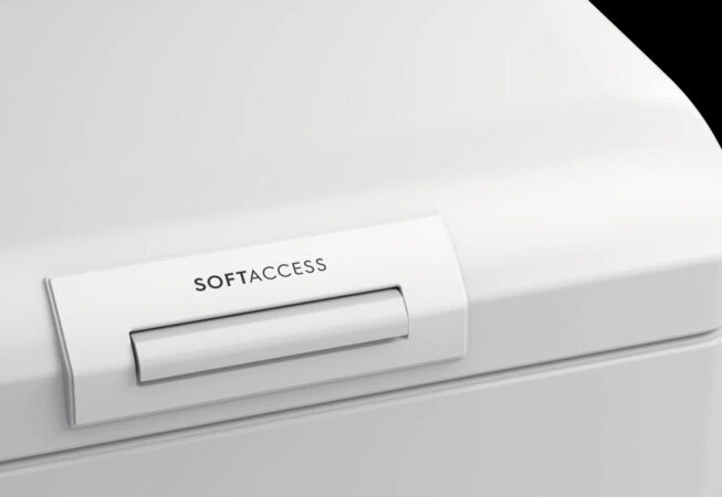Zbliżenie na biały panel pralki z widocznym napisem \'SOFTACCESS\'.