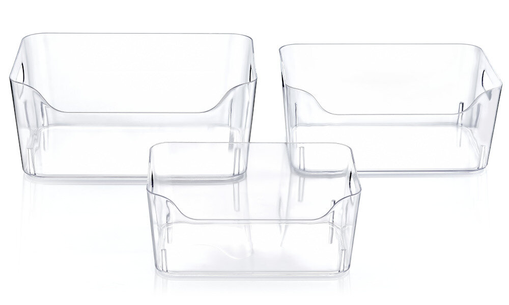 Na obrazie widoczne są trzy przezroczyste pojemniki o różnych rozmiarach, ustawione obok siebie. Pojemniki mają prostokątny kształt z zaokrąglonymi krawędziami.