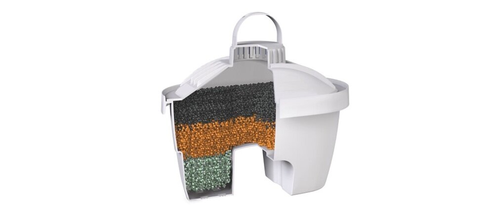 Przekrój wkładu filtrującego z widocznymi warstwami różnokolorowych granulek. Wkład ma biały, plastikowy korpus z uchwytem na górze.