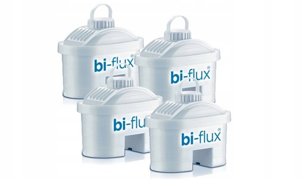 Na obrazie widoczne są cztery białe wkłady filtrujące z napisem \'bi-flux\'. Każdy wkład ma uchwyt na górze i charakterystyczny kształt z otworami wentylacyjnymi.