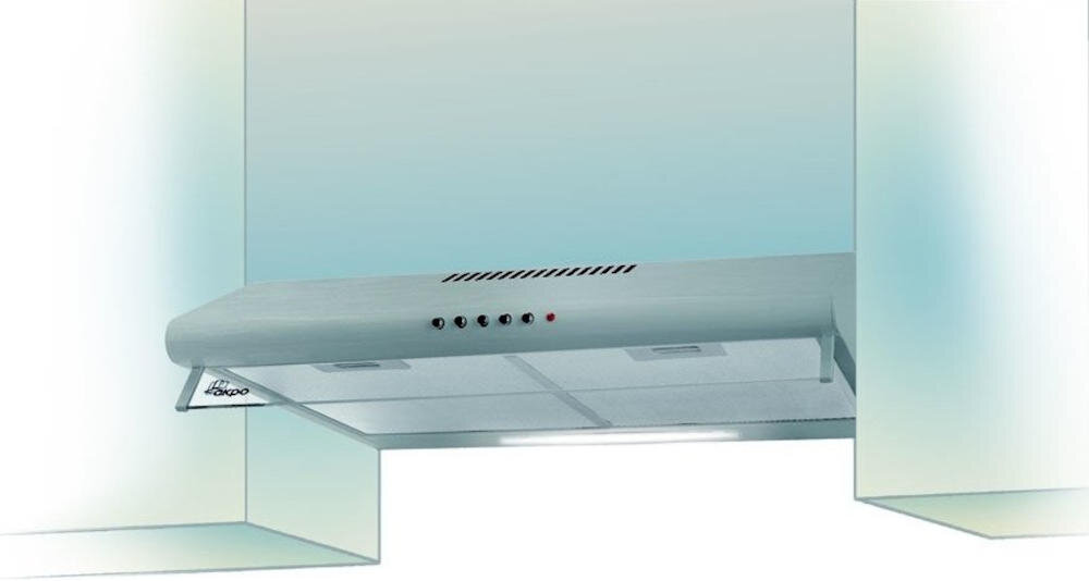 Na obrazie widoczny jest srebrny okap kuchenny z kilkoma przyciskami na przednim panelu. Na okapie znajduje się logo \'akpo\'.