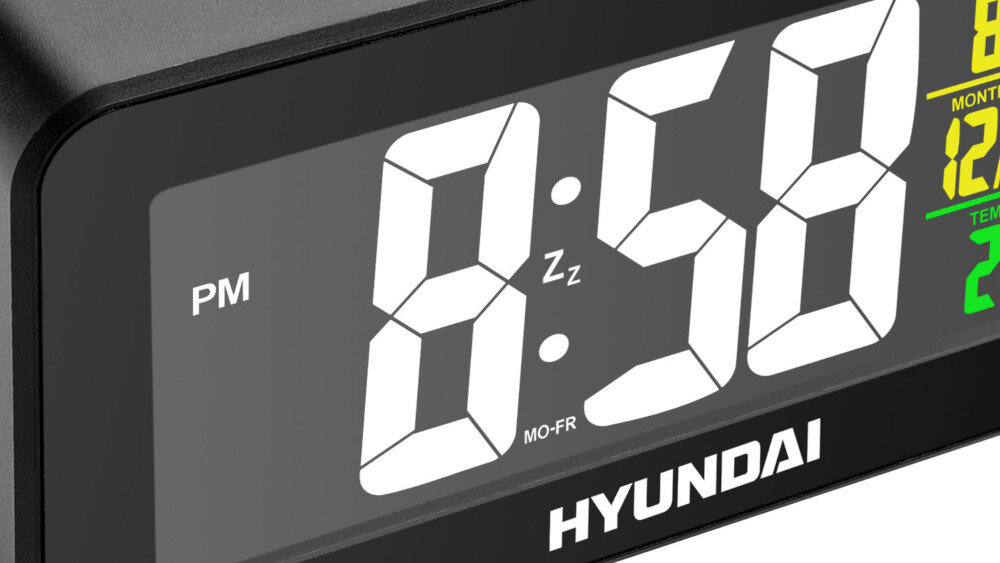 Cyfrowy wyświetlacz budzika pokazuje godzinę 8:58 z oznaczeniem PM oraz dni tygodnia MO-FR. Na obudowie widoczne jest logo HYUNDAI.