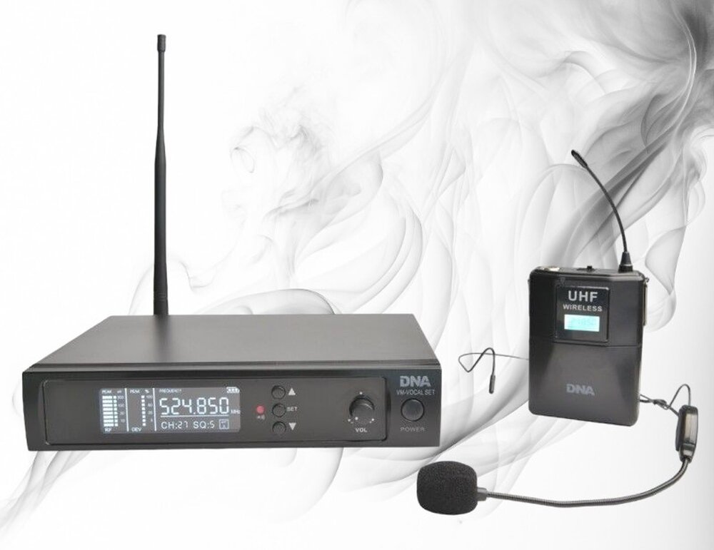 Na obrazie widoczny jest system bezprzewodowy z mikrofonem, składający się z odbiornika z wyświetlaczem pokazującym częstotliwość 524.850 oraz nadajnika z napisem \'UHF WIRELESS\'. Oba urządzenia mają logo \'DNA\'.