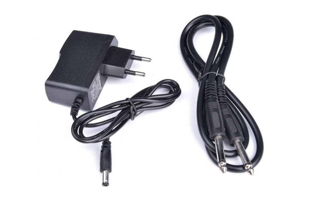 Na obrazie widoczna jest czarna ładowarka z wtyczką oraz dwa czarne kable z metalowymi końcówkami. Kable są zwinięte, a ładowarka ma standardową wtyczkę do gniazdka elektrycznego.