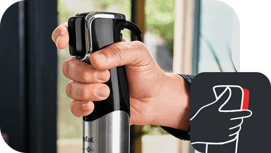 Osoba trzyma blender z metalową obudową, na której widoczne jest logo \'Tefal\'. Obok znajduje się ilustracja przedstawiająca dłoń naciskającą przycisk na blenderze.