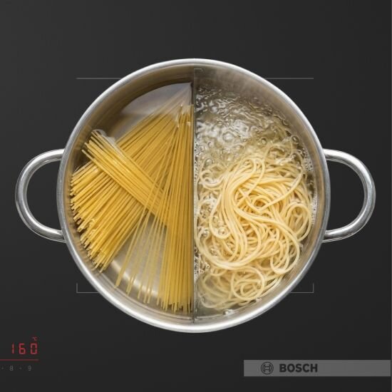 Na obrazie widoczny jest garnek z dwoma komorami, w jednej znajduje się surowy makaron spaghetti, a w drugiej ugotowany makaron w wodzie. W dolnym rogu widoczne jest logo \'BOSCH\' oraz cyfry \'160\'.
