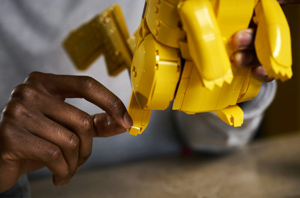 LEGO 72152 Pokémon Pikachu i Pokéball detale Pokédex numer 25 błyskawice podstawka kolekcjonerska
