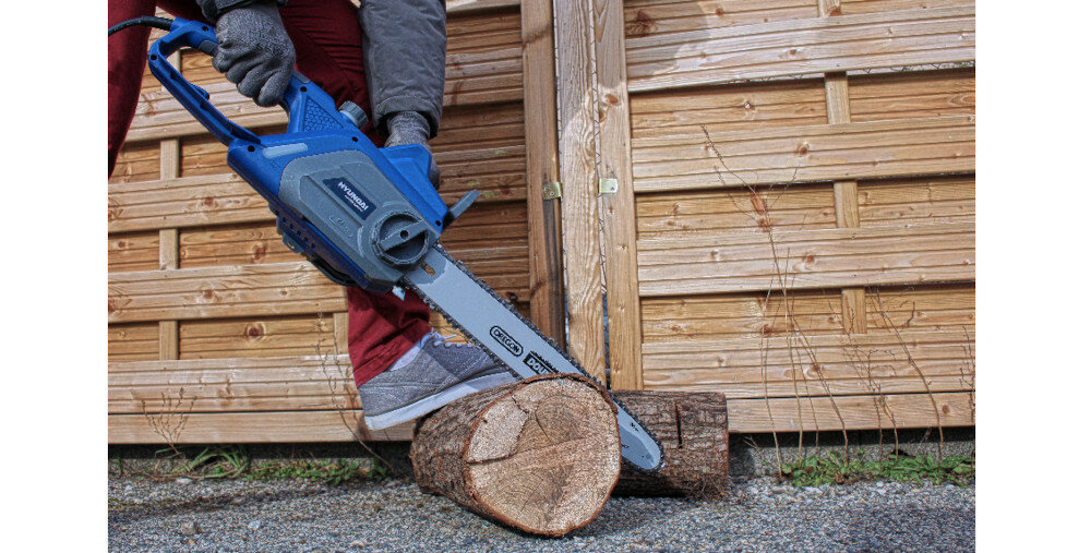 Piła elektryczna HYUNDAI HTRE2240 bezpieczeństwo przycisk