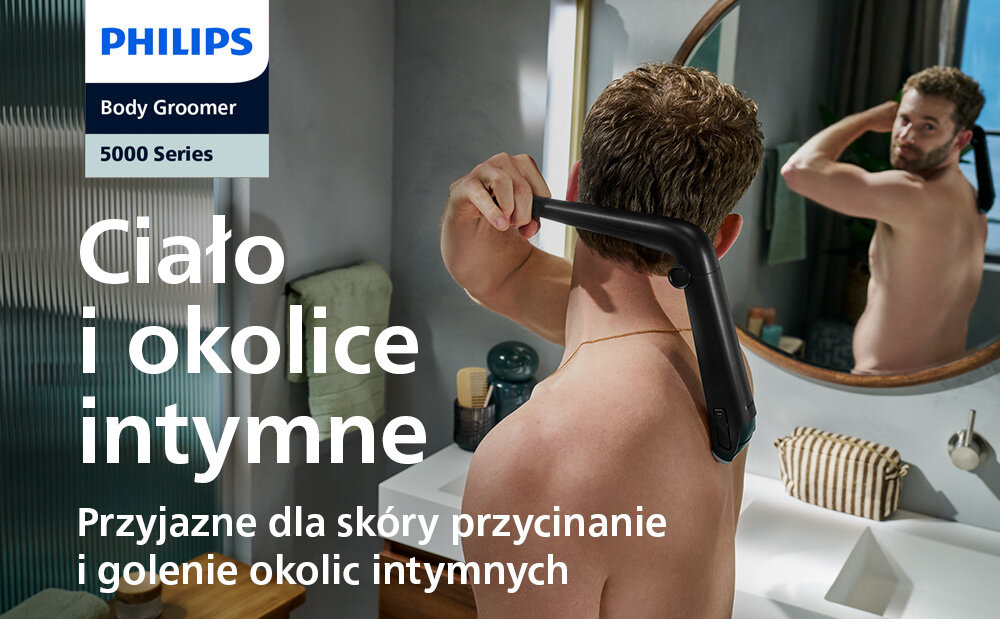 Mężczyzna używa trymera do ciała w łazience, patrząc w lustro. Na obrazie widoczny jest tekst: \'PHILIPS Body Groomer 5000 Series. Ciało i okolice intymne. Przyjazne dla skóry przycinanie i golenie okolic intymnych\'.