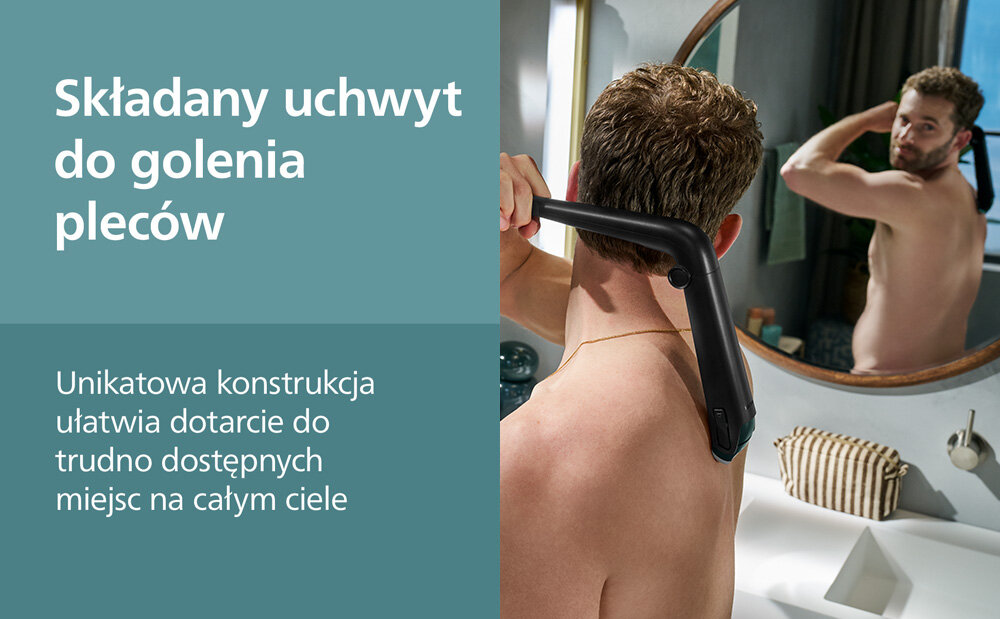 Mężczyzna używa trymera z długim uchwytem do golenia pleców, stojąc przed lustrem w łazience. Tekst na obrazie: \'Składany uchwyt do golenia pleców. Unikatowa konstrukcja ułatwia dotarcie do trudno dostępnych miejsc na całym ciele.\'