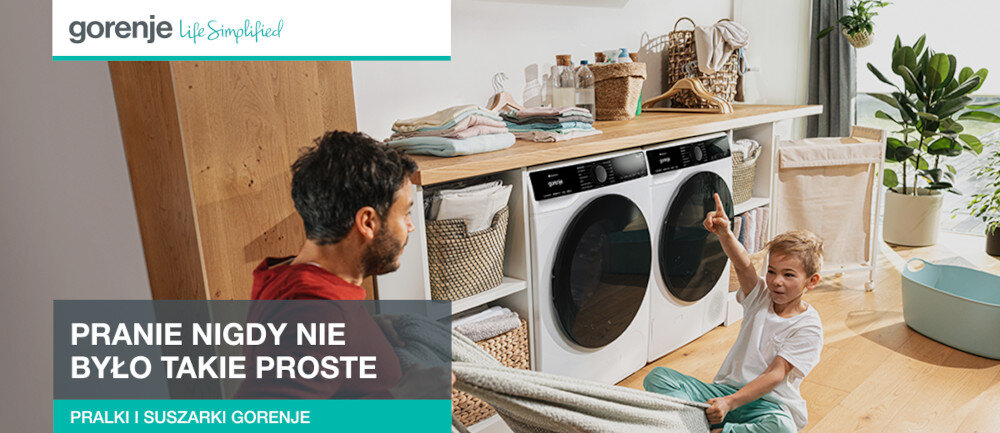 Na obrazie widać dwie pralki w zabudowie, a obok nich osoby zajmujące się praniem. Na dole znajduje się napis: \'PRANIE NIGDY NIE BYŁO TAKIE PROSTE PRALKI I SUSZARKI GORENJE\'.