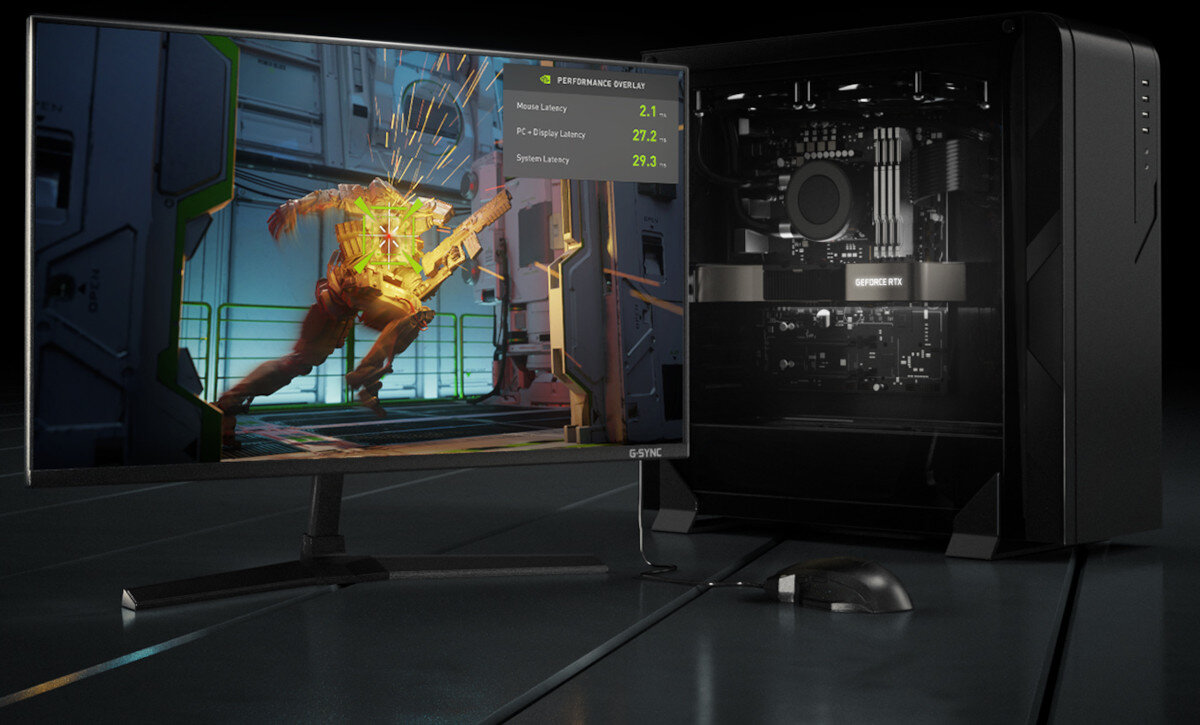 Na obrazie widoczny jest monitor z wyświetlaną grą oraz obudowa komputera z podświetlonym wnętrzem. Na ekranie monitora widnieje napis \'PERFORMANCE OVERLAY\' z wartościami: \'Mouse Latency 2.1\', \'PC + Display Latency 27.2\', \'System Latency 29.3\'.