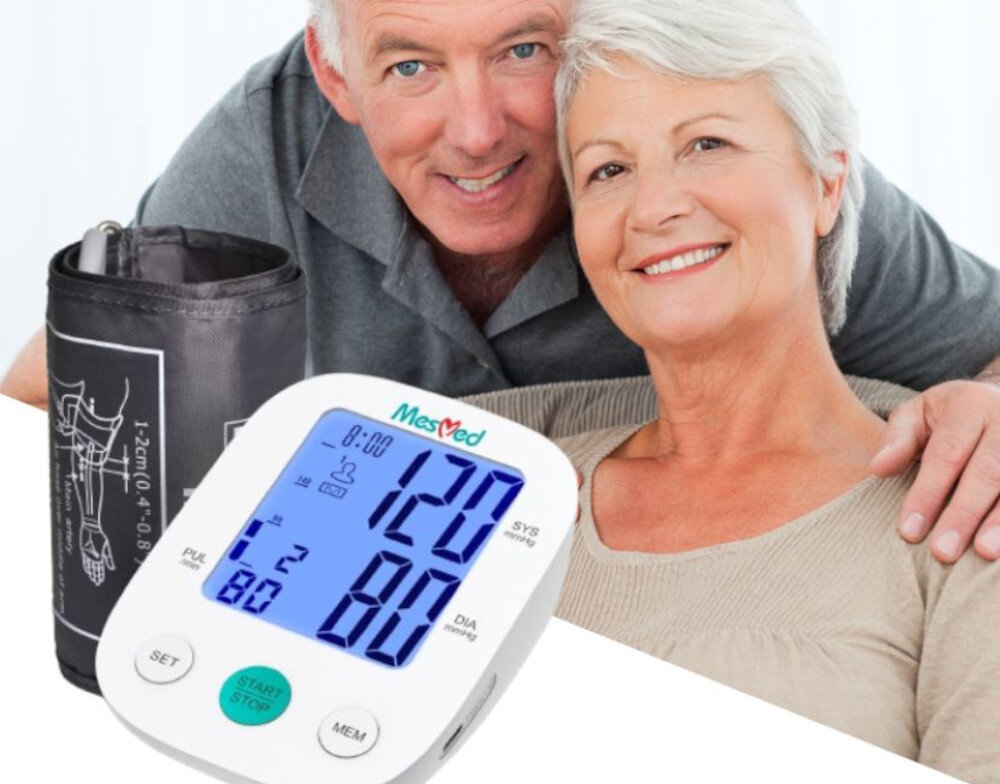 Ciśnieniomierz MESMED MM-203 Preciso Kontrola ciśnienia w domu prezentacja zdjęcie lifestyle na zdjęciu dwie osoby z ciśnieniomierzem w centralnym punkcie