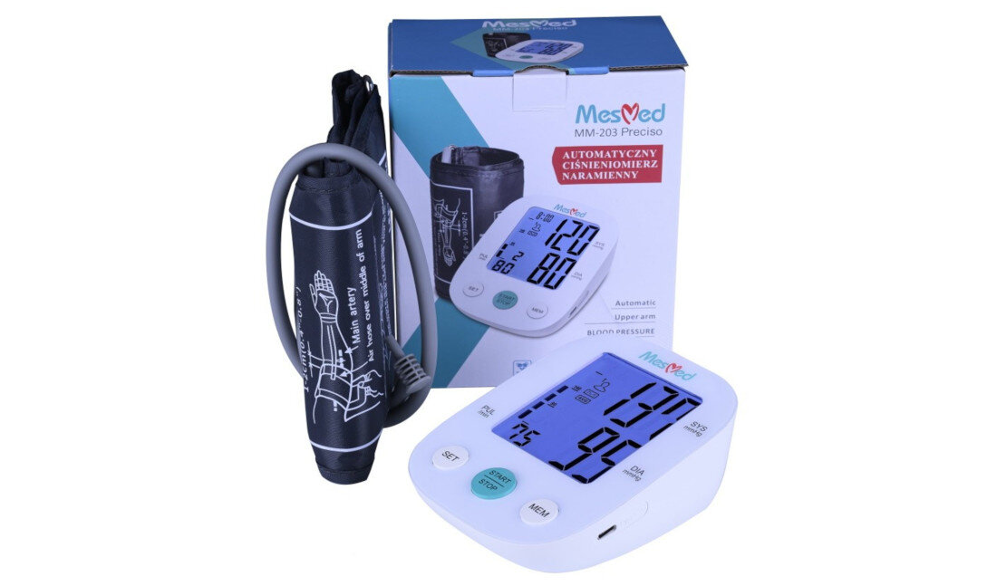 Ciśnieniomierz MESMED MM-203 Preciso Automatyczne wyłączanie Funkcja auto-off po około 2 minutach Komunikaty o błędach i niskim poziomie baterii Rejestracja jako wyrób medyczny Możliwość zasilania bateriami port USB-C zdjęcie na białym tle prezentacja ciśnieniomierza z mankietem i pudełkiem