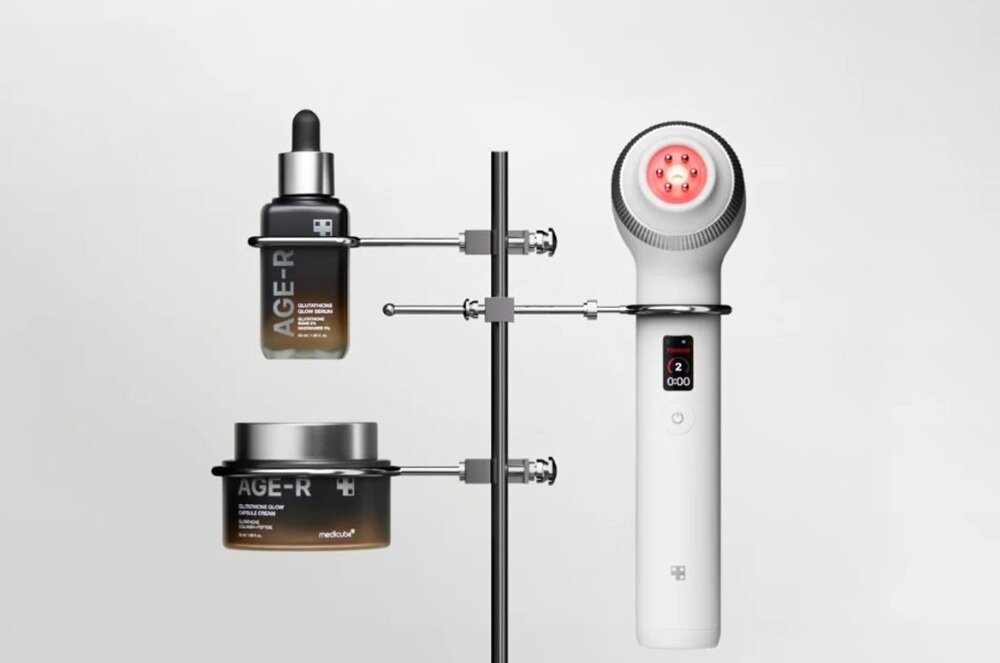 Urządzenie do pielęgnacji twarzy MEDICUBE Age-R Ultra Tune Biały urzadzenie na stelażu, fale radiowe, mikrorądy, zmniejszenie zmarszczek