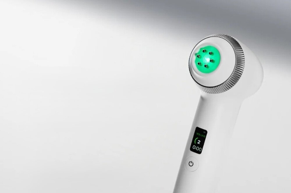 Urządzenie do pielęgnacji twarzy MEDICUBE Age-R Ultra Tune Biały całe urządzenie na jasnym tle, fale radiowe i mikroprądy