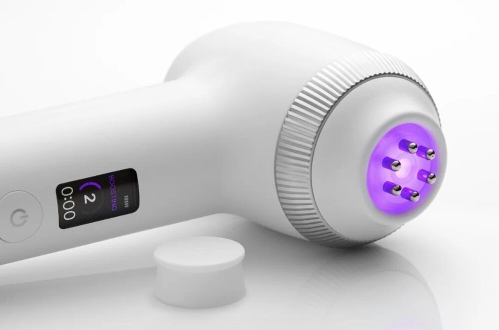 Urządzenie do pielęgnacji twarzy MEDICUBE Age-R Ultra Tune Biały urządzenie leży na blacie, aplikacja mobilna