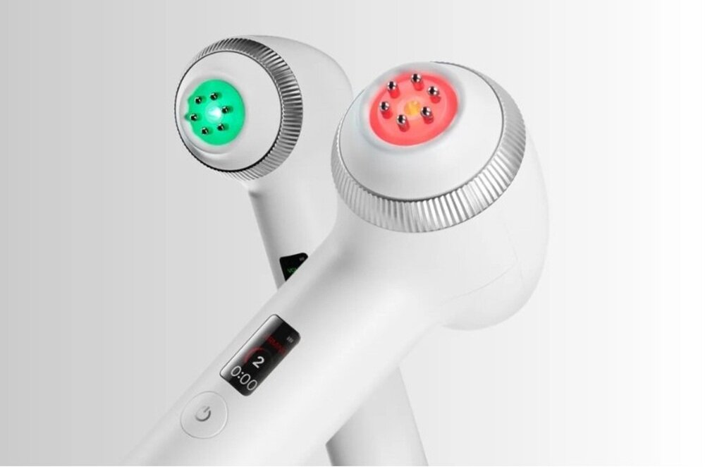 Urządzenie do pielęgnacji twarzy MEDICUBE Age-R Ultra Tune Biały dwa urządzenia, dwa kolory głowic, pełen kontakt ze skórą