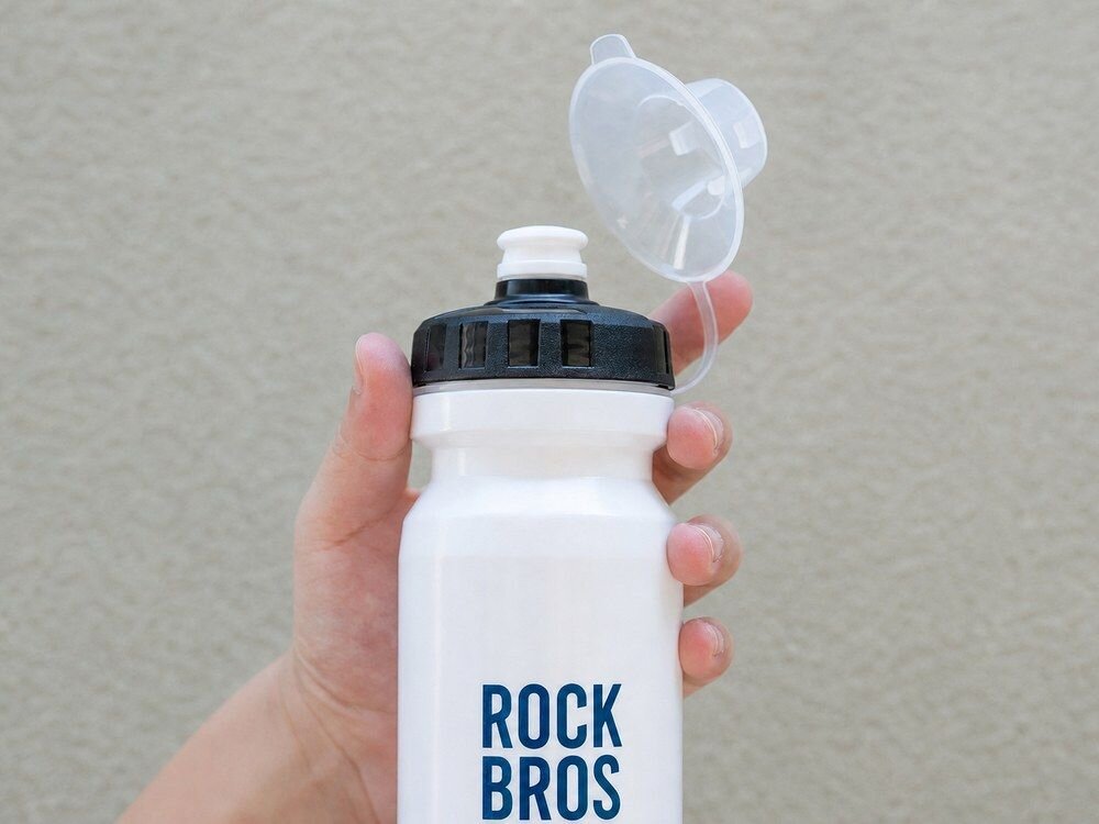 Bidon ROCKBROS 35210066004 600 ml Biały, szczelność, uszczelka, kurz, osłona, Ręka trzymająca otwartą butelkę.
