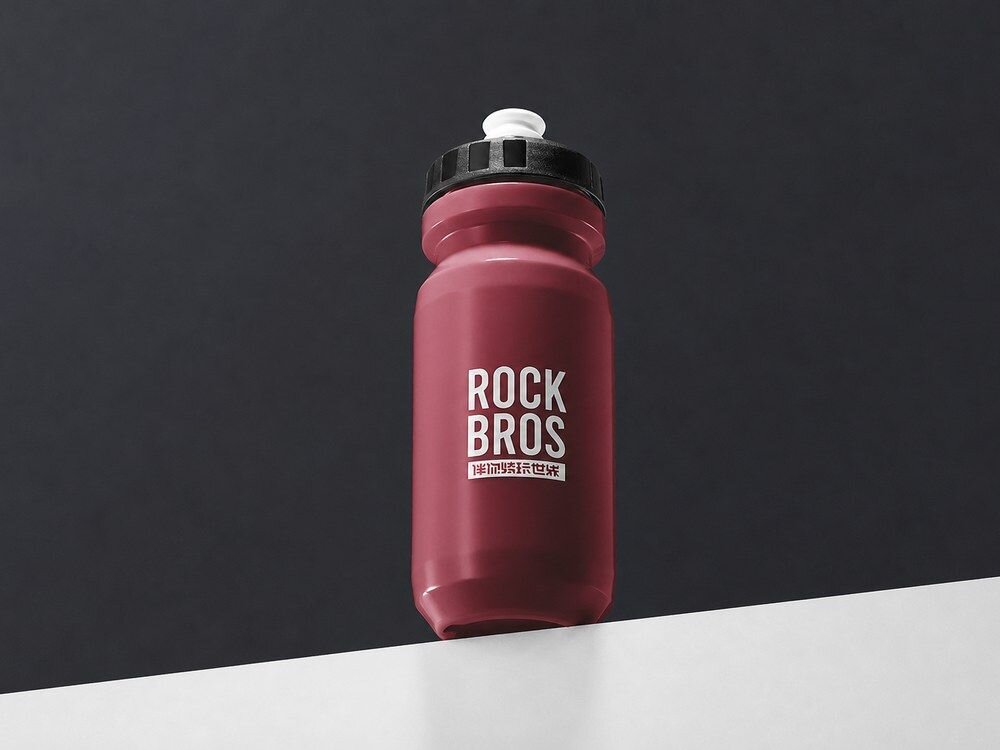 Bidon ROCKBROS 35210066003 600 ml Czerwony, szczelność, uszczelka, kurz, osłona, Ręka trzymająca otwartą butelkę.