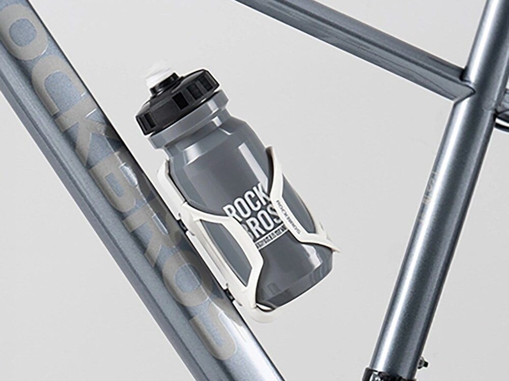 Bidon ROCKBROS 35210066005 600 ml Szary, uchwyt, rama, kompatybilność, wymiar, Butelka w uchwycie na ramie roweru.