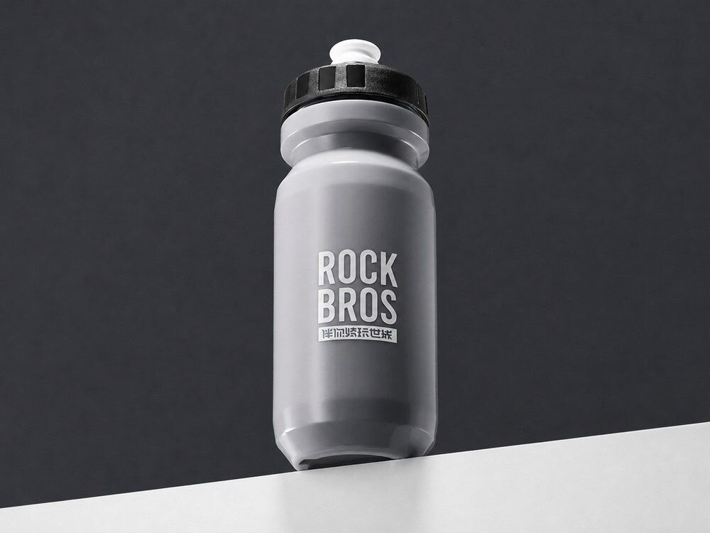 Bidon ROCKBROS 35210066005 600 ml Szary, szczelność, uszczelka, kurz, osłona, Ręka trzymająca otwartą butelkę.