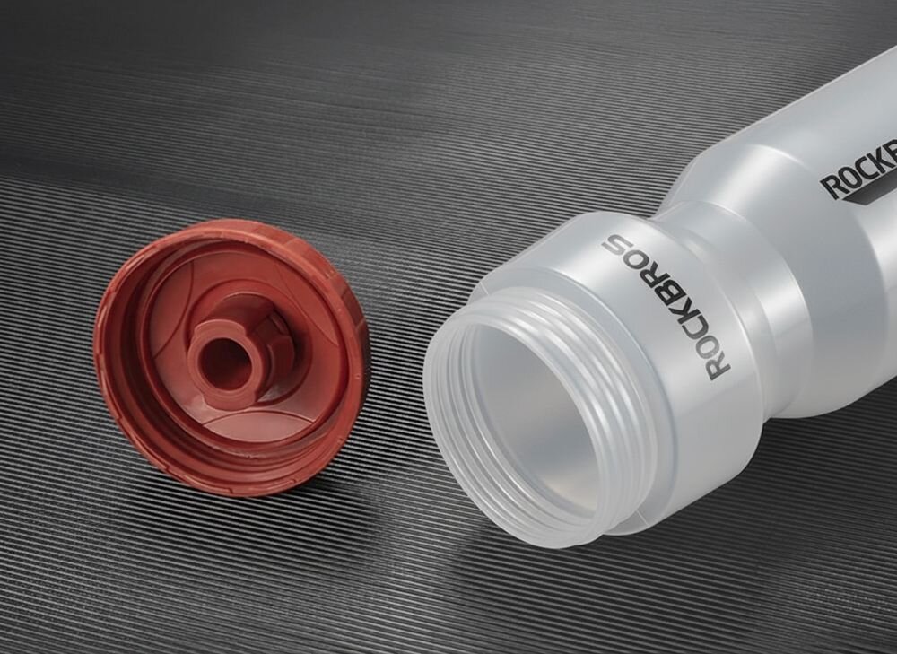 Bidon ROCKBROS DCBT69TBK 750 ml Przezroczysto-czarny, silikon, ustnik, szczelność, plecak, Kolarz pijący napój z butelki sportowej.